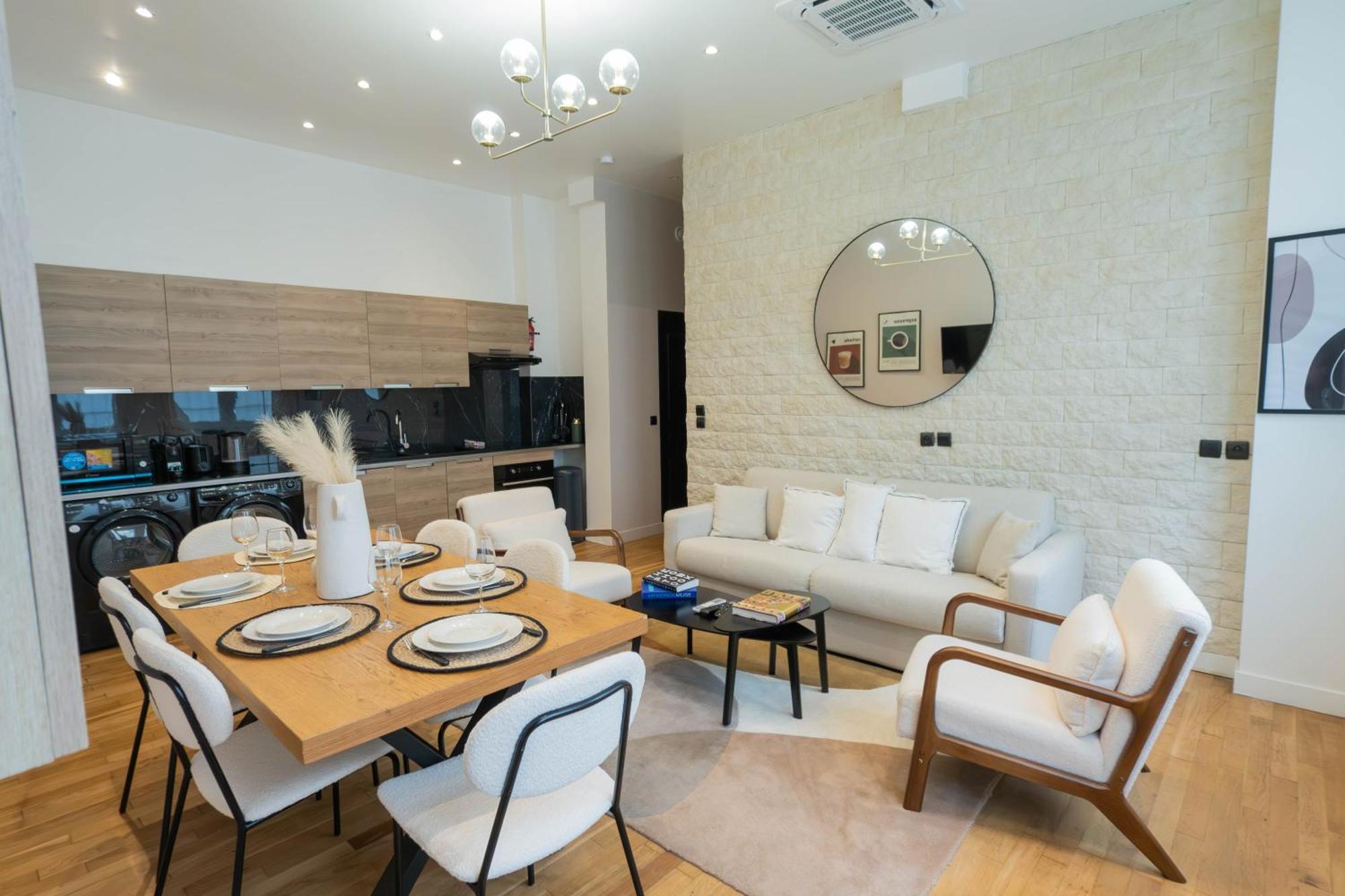 Center Of By Prestige Apartment *